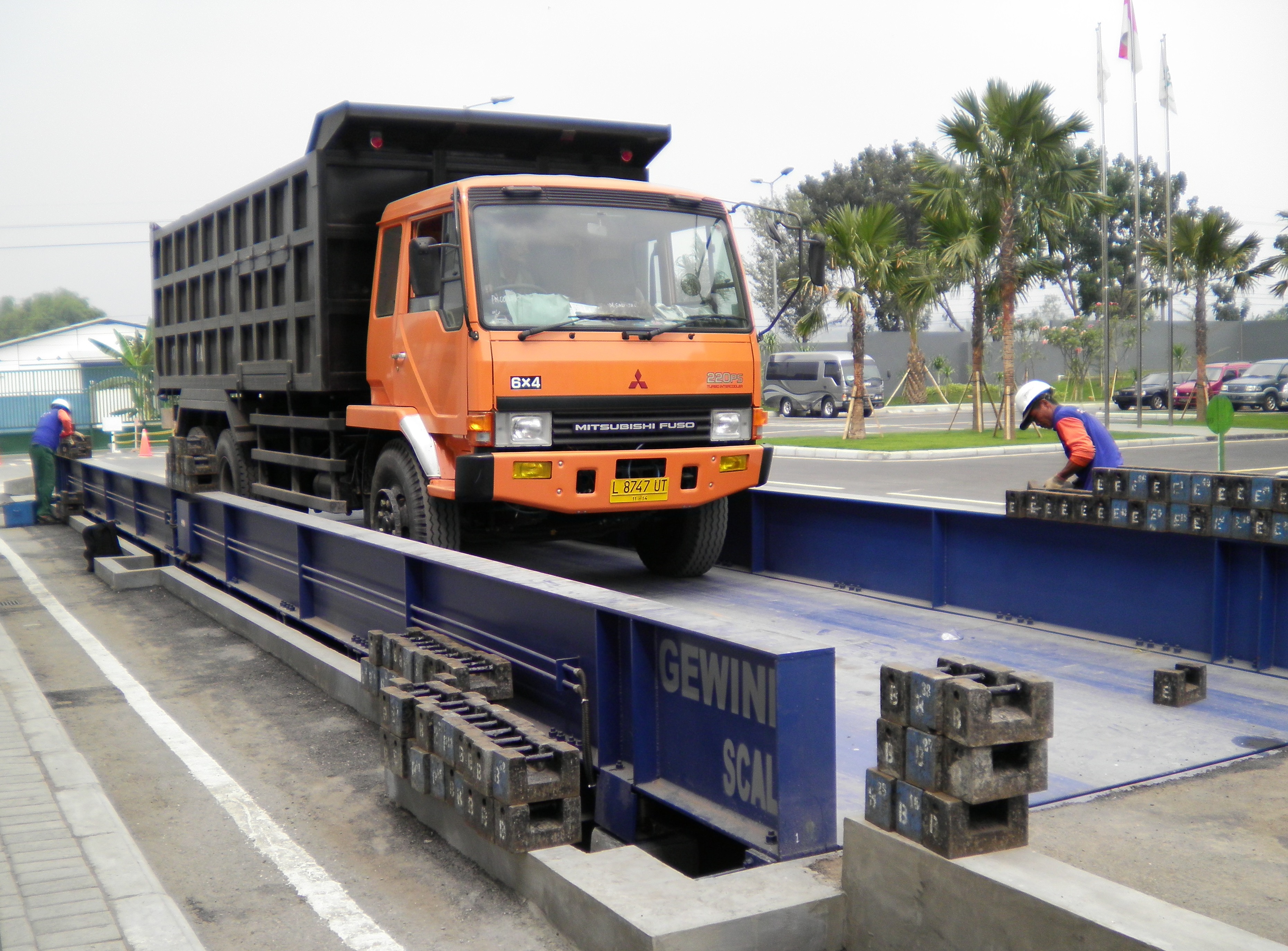 Truk sedang dimuati pupuk di gudang